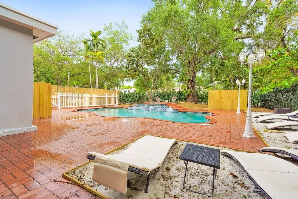 "Fantastic House 5min to Brickell w/ Pool & Tub".