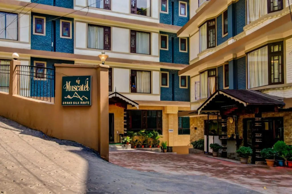 Muscatel Grand Silkroute - 300 Mts from MG Marg