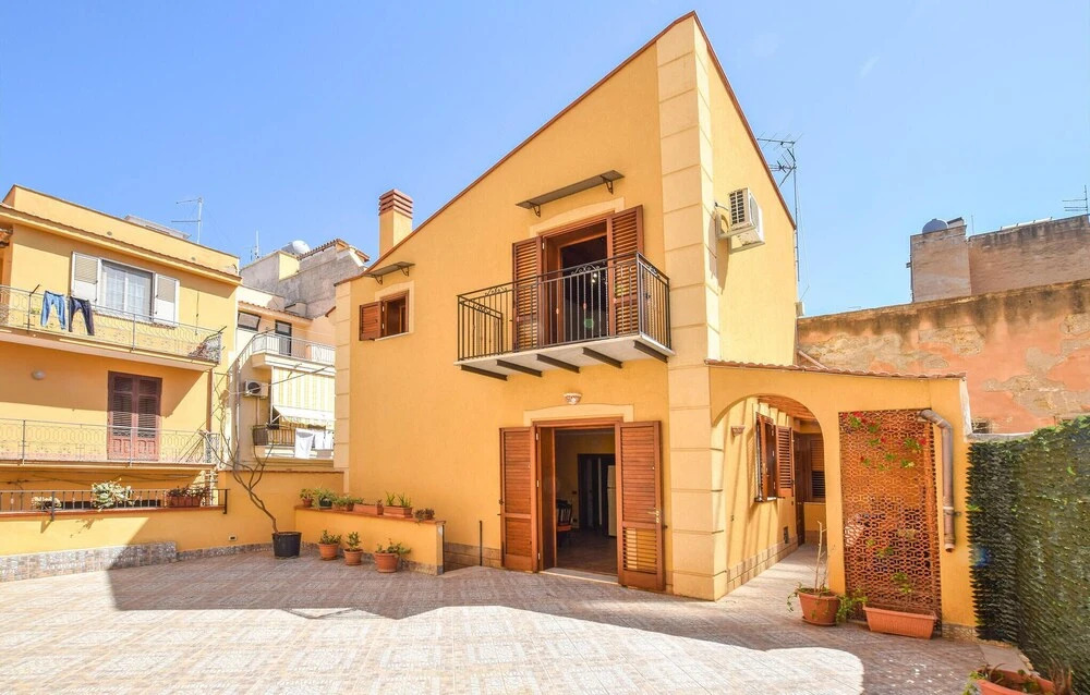 Stunning Home in Aspra With 3 Bedrooms and Wifi