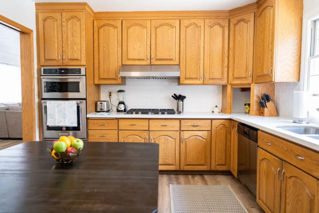 BEAUTIFUL 4-BEDROOM BURBANK HOME WITH SWIMMING POOL!  (p12)