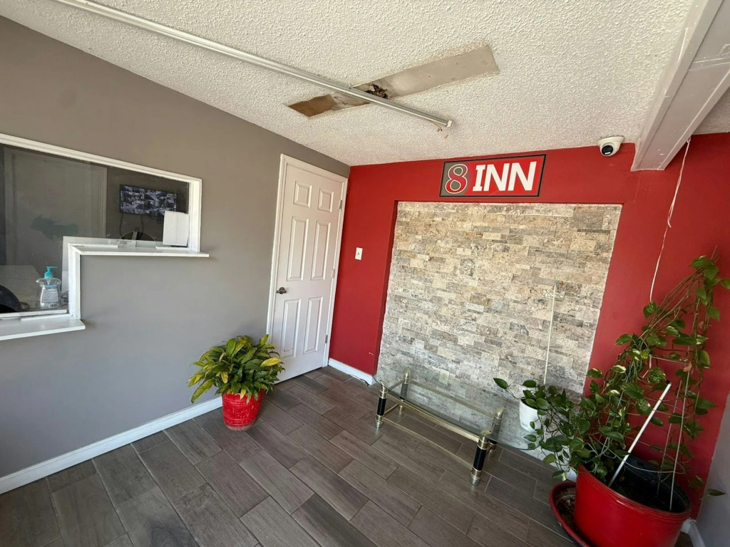 8 Inn By Capital O Americus US 19