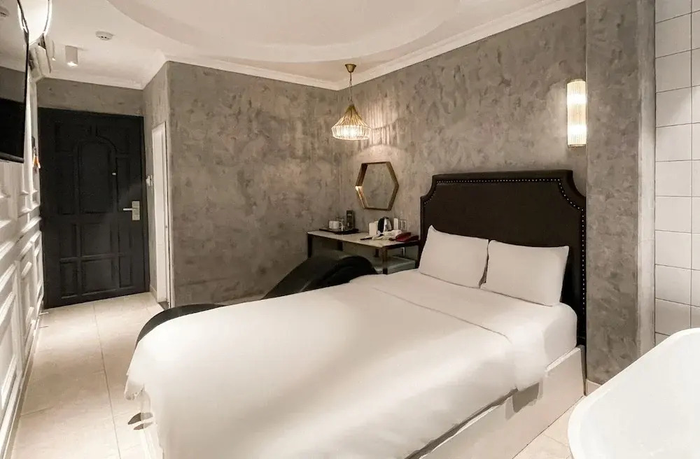 A In Hotel Del Luna