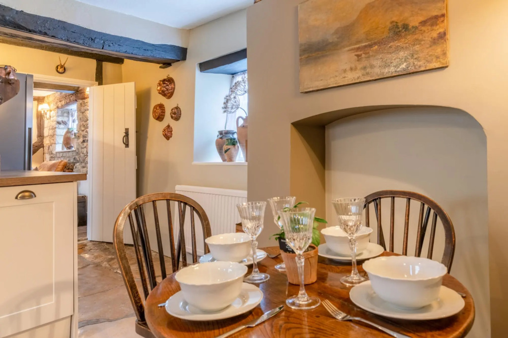 Cotswold Cottage in Winchcombe Near Broadway