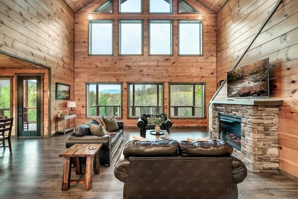 Smoky Horizon by Avantstay Game Room, Movie Theater, Deck w Hot Tub Views!