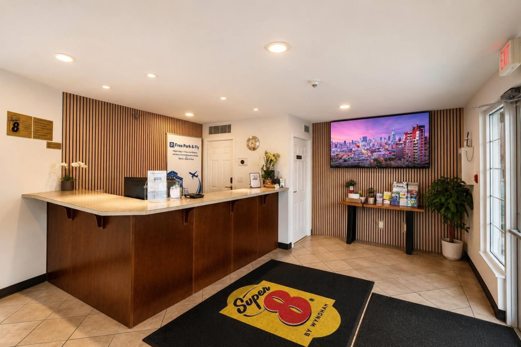 Super 8 by Wyndham Lake Country/Winfield Area Airport North
