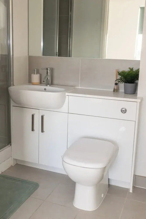 Stylish 2BR Apartment, Town Centre, Free Parking