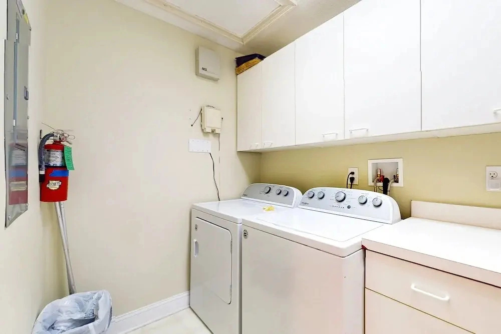 Spacious Condo With Pool, hot tub and Private Washer/dryer