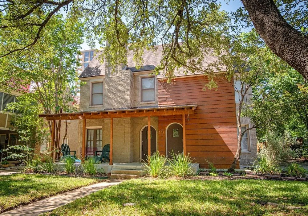 Close to Famous Attractions With Hot Tub and Fire Pit