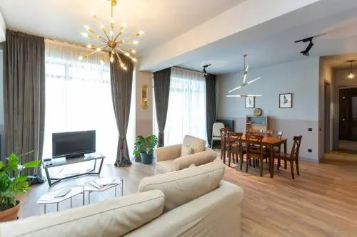 Wehost Apartment pool & gym
