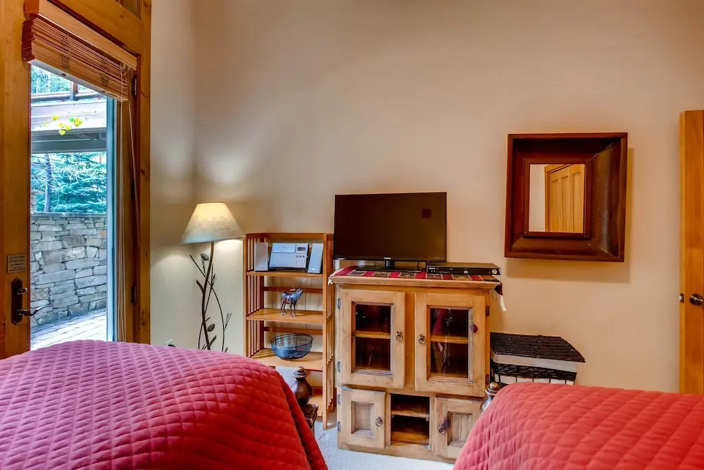 Luxury 3br Ski In-out /firepit, Pool, Sauna 3 Bedroom Condo by RedAwning