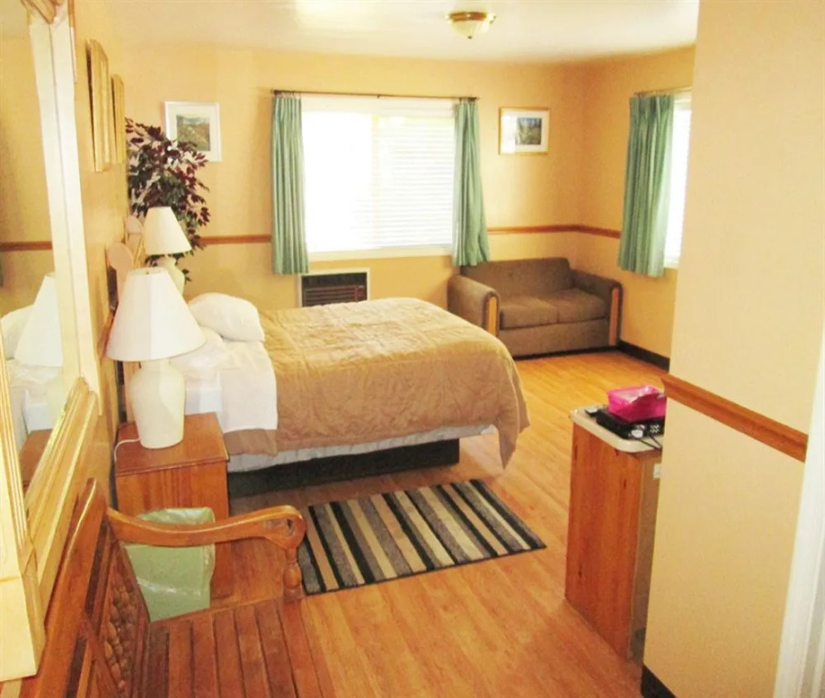 StrawberryInn River Front Resort