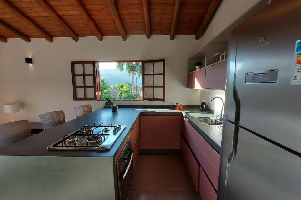 Sapeca - Novo Flat c/ piscina, 50mts da praia, churrasqueira privativa, ar con, wi-fi, netflix. 4pessoas, garagem