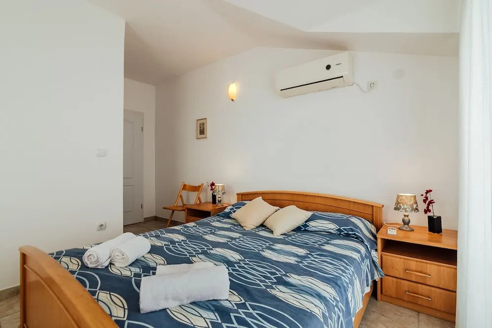 Spacious Family 4BR Seaside House, Fantastic Sea Views, 20 Meters to Beach