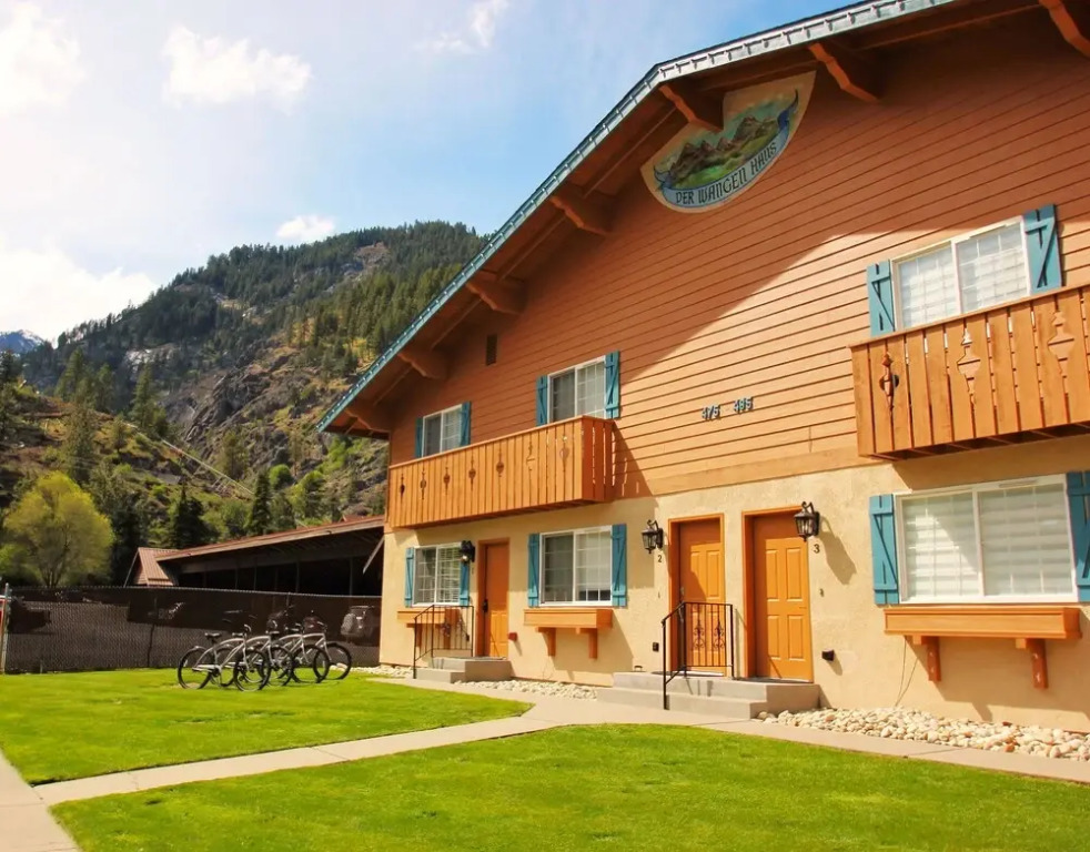 Alpine Escape Downtown Townhome w Hot tub Free Cruiser Bicycles