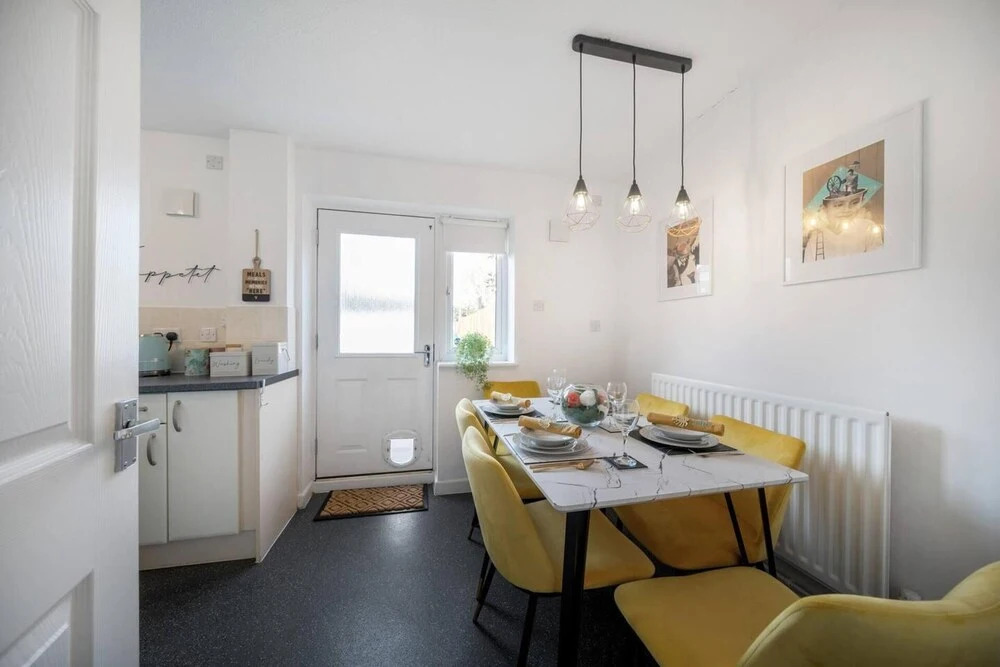 Stylish 3 bed house, large garden, Parking, WiFi - Esho Stays