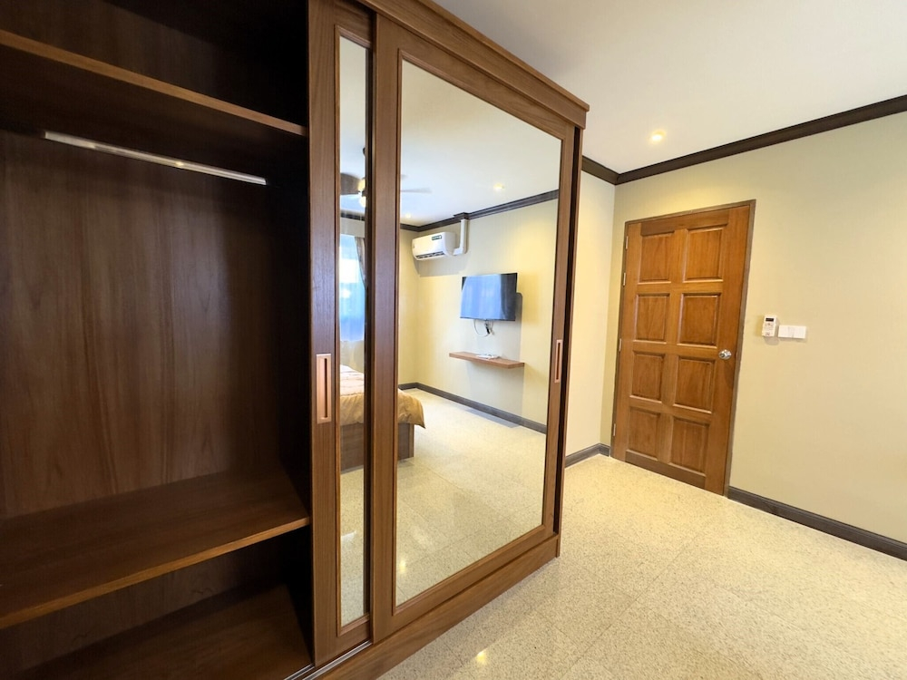 Spacious 2BR Corner Condo - Garden View Balcony - Royal Hill Resort
