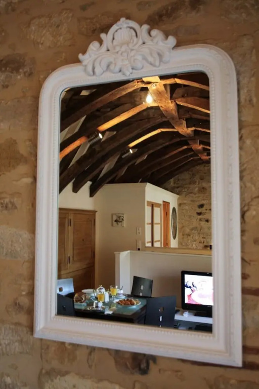 Le Grenier du Chapitre son loft avec les poutres et lappartement une chambre sans les poutres