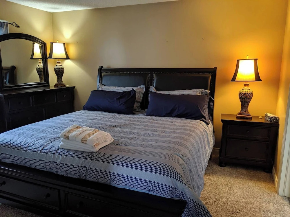Doctor's Lounge - An Executive Home in Niagara