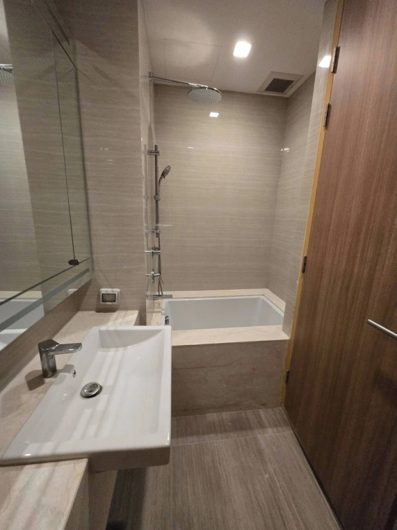 Charming 2 Bedroom Apartment in Heart of Phrom Phong