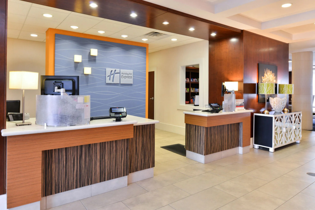 Holiday Inn Express & Suites Terre Haute by IHG