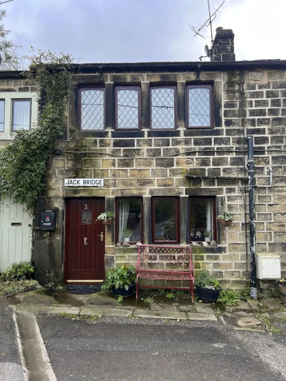 2 Bed Cottage - Sleeps 4 - Pets - Parking
