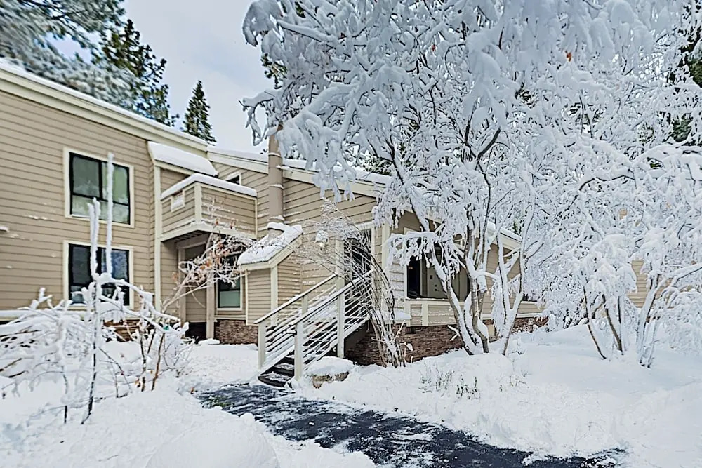 Stylish Forest Pines Beach & Ski Getaway townhouse