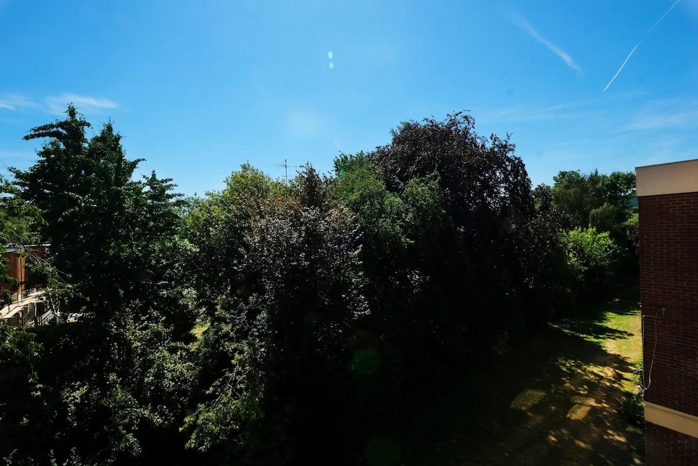 Bright and Spacious 2 Bed Apartment - Sleeps 4