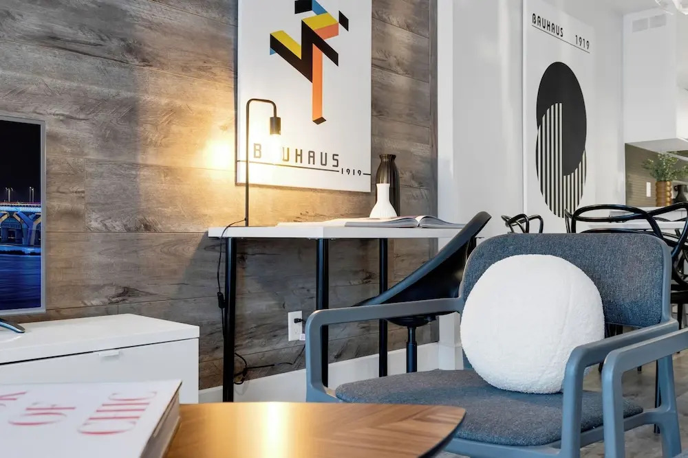 LiV MTL Urban Spacious Group Suites Near Downtown Montreal