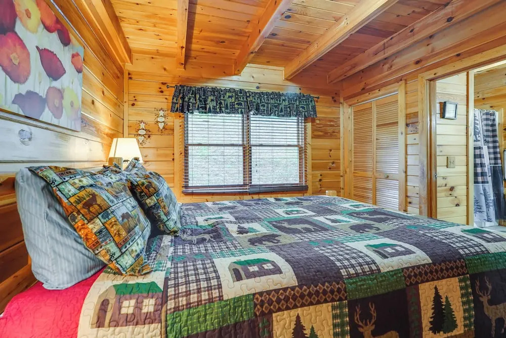 The Dreamer's Nest Sevierville Cabin w/ Hot Tub!
