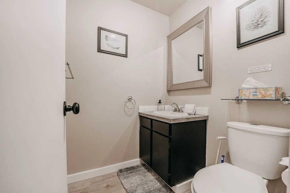 45sw - Fireplace - Dishwasher - Washer/dryer - Sleeps 4 1 Bedroom Condo by RedAwning