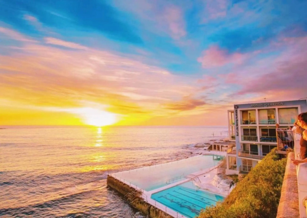 Sun-filled Loft With Balcony 1 street from Beach