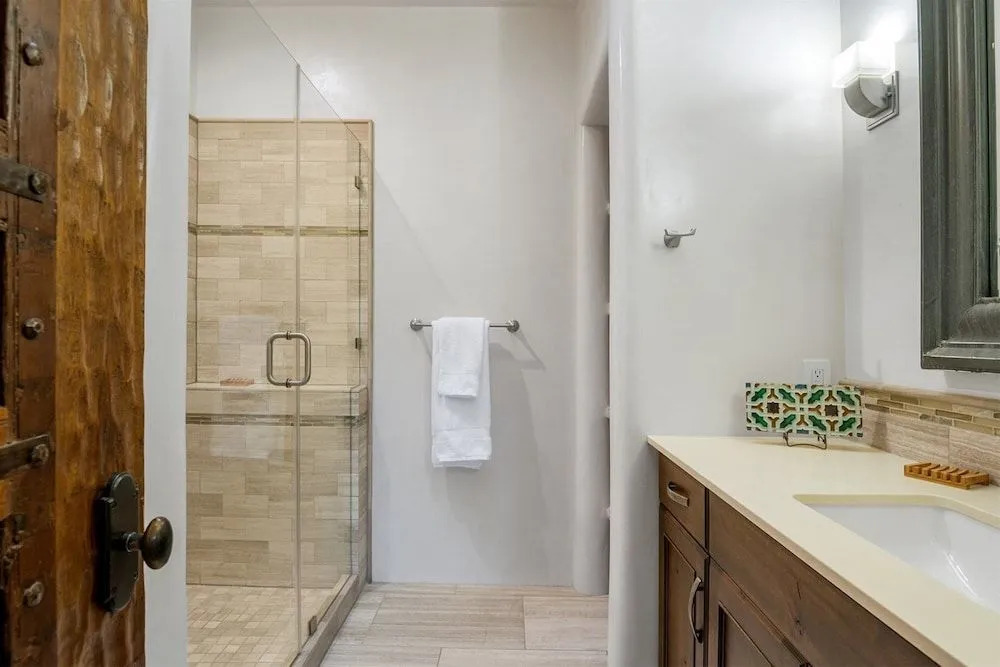 Alameda Escondido - Historic East Side Luxury, Walk Everywhere