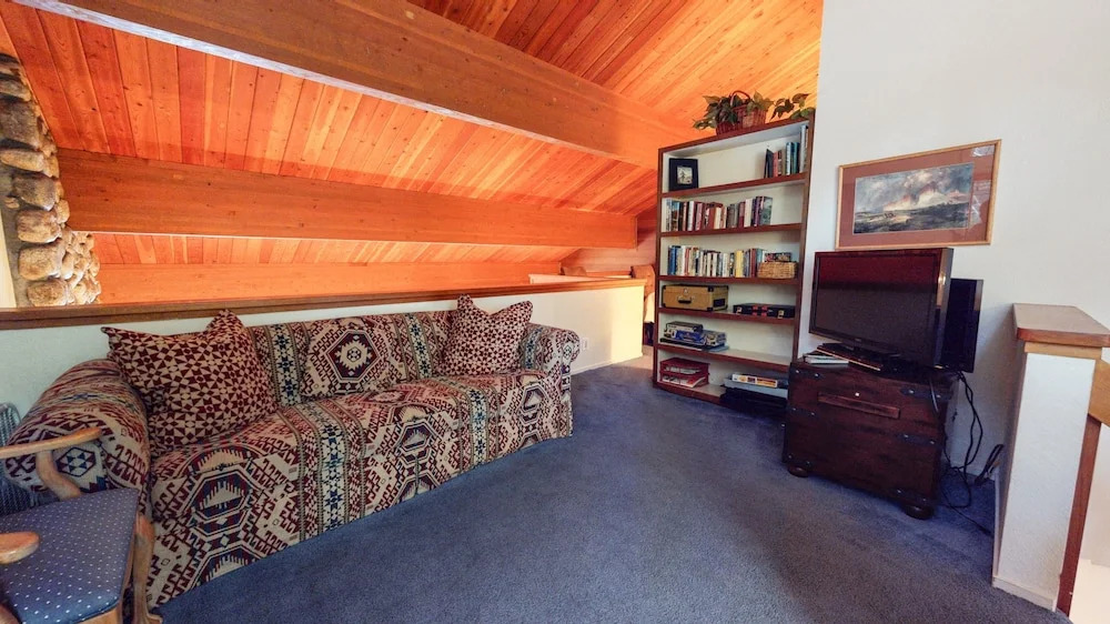 Bridges Townhome 9 Deluxe, Mountain View Townhome with Private Decks and Washer Dryer, Walk to Slopes by RedAwning