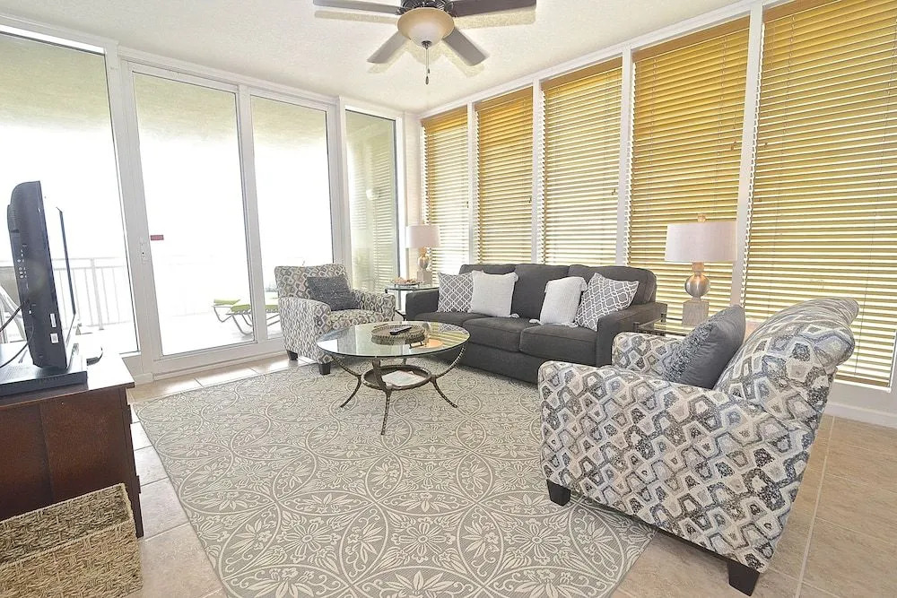 Colonnades 903