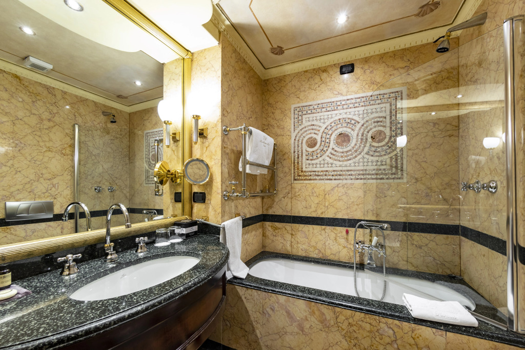 River Chateau Hotel