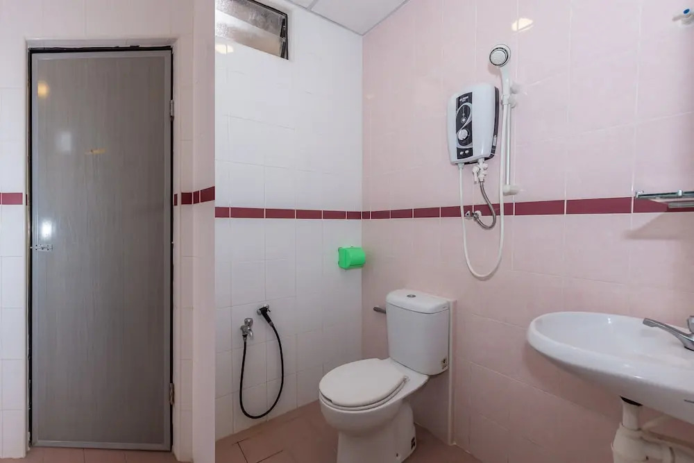 OYO 90893 Hotel 68 Kampung Lapan