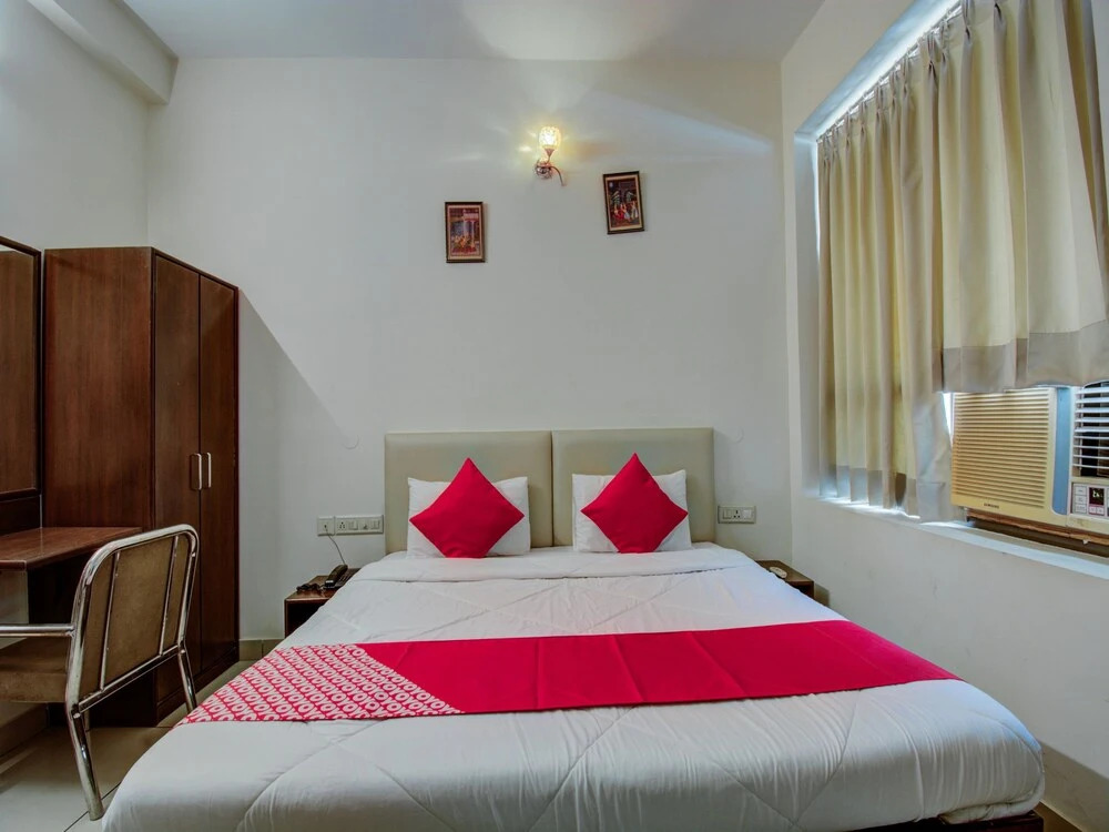 The Star Leaf by OYO Rooms