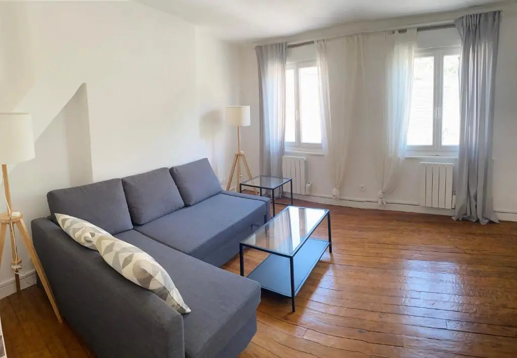 2nd floor Cozy Central Flat with free parking