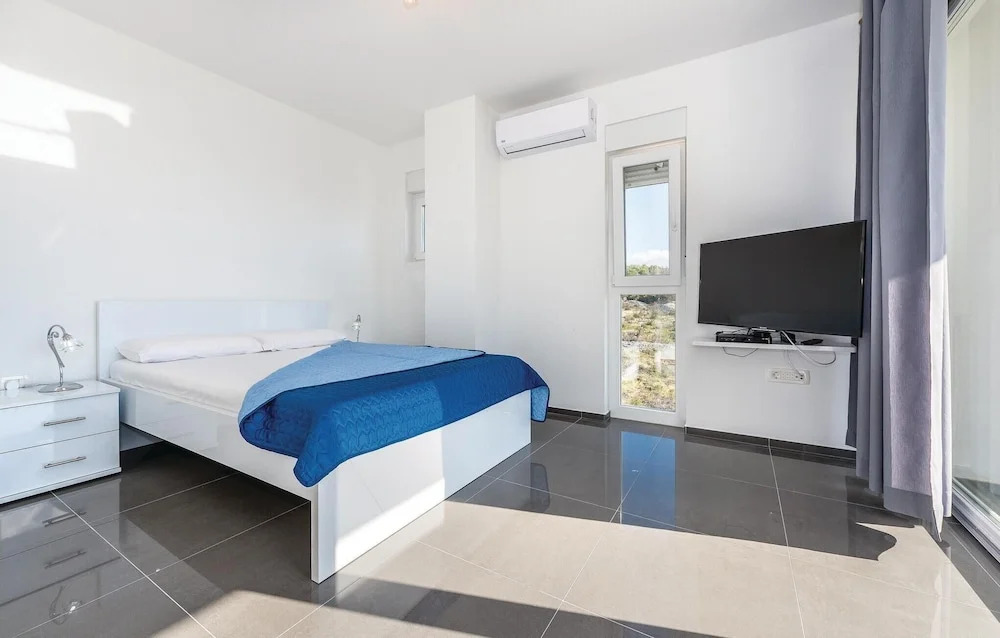Three-Bedroom Holiday Home In Brodarica