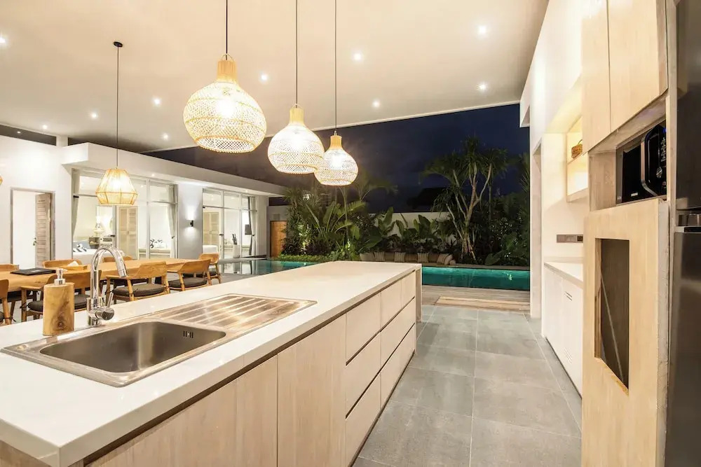 Spectacular 4BR Villa, 400m to Beachfront Elegance