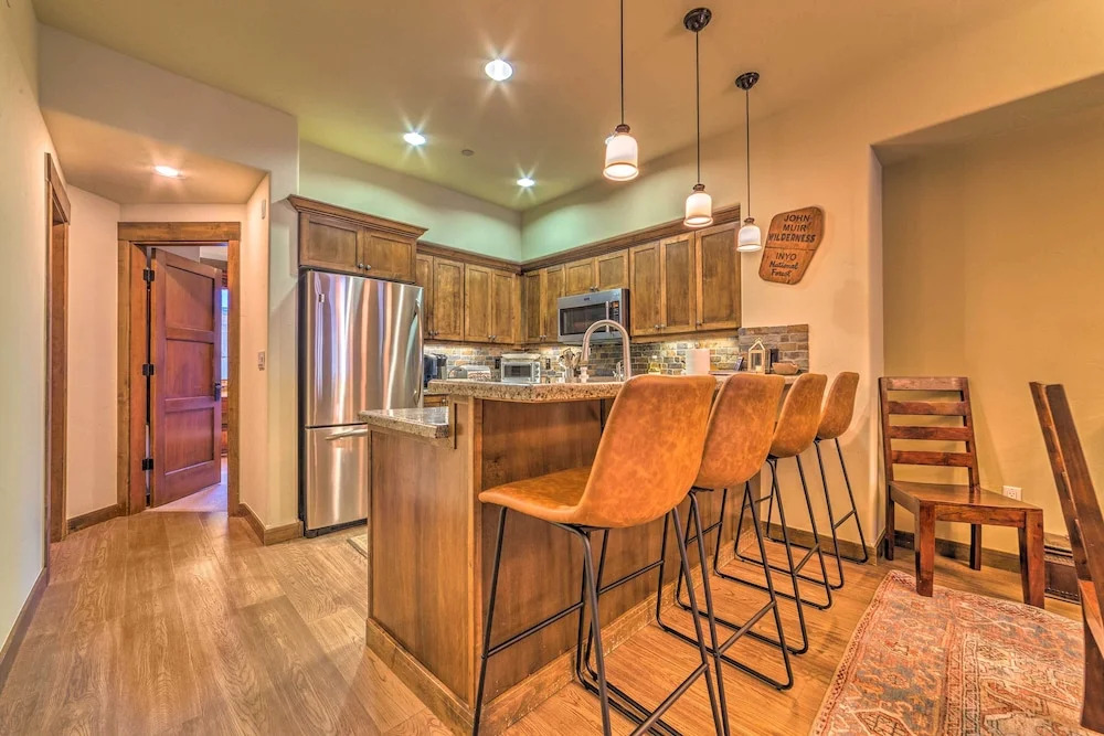 Central Mammoth Lakes Townhome ~ 1 Mi to Slopes