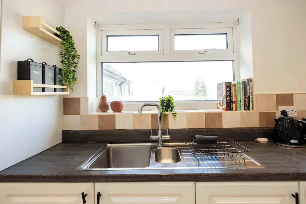 Spacious Apartment Near MCR Airport
