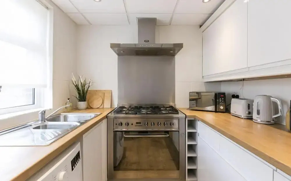 Spacious 4 Bedroom House Sleeps 8