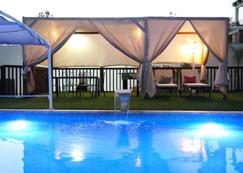 Hen Suites