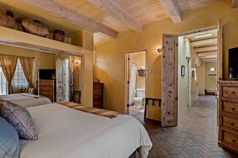 Antonia - Stylish Retreat, Blocks From Galleries and Restaurants of Canyon Rd. and The Plaza
