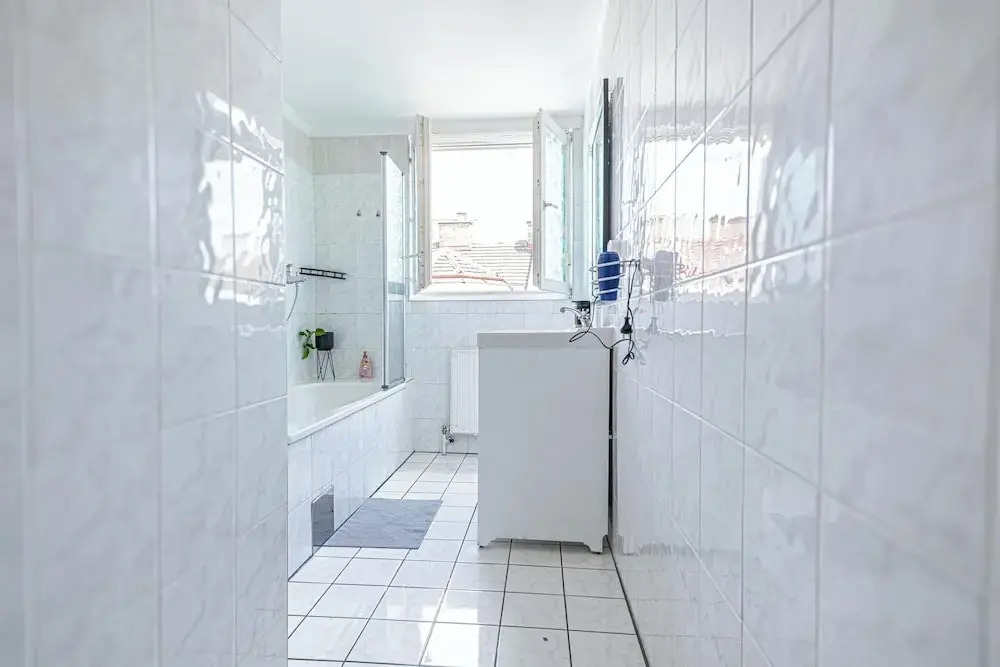 Stylish Private Rooms in 3BR Apartment with Balcony, City Center