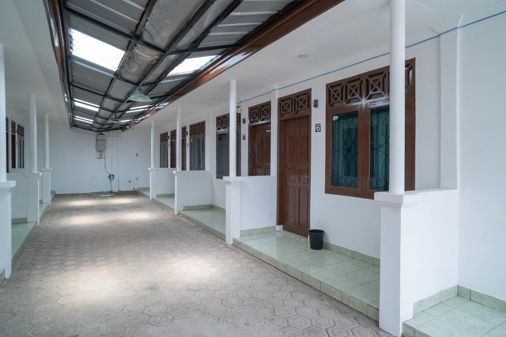 RedDoorz near Bundaran Ciceri