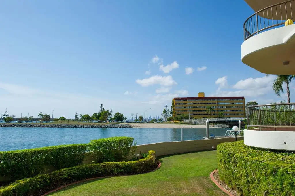 Broadwater Shores Waterfront Apartments