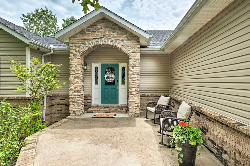 Bella Vista Home w/ Yard: Half Mile to Trails!