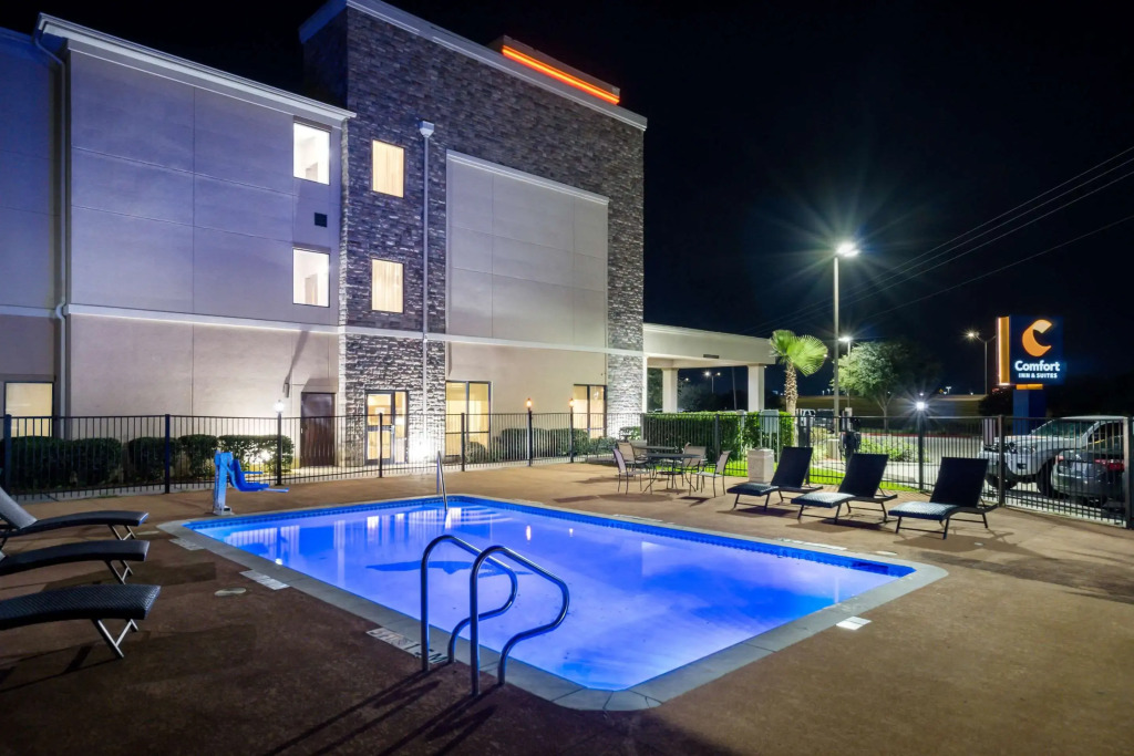 Comfort Inn & Suites Victoria North